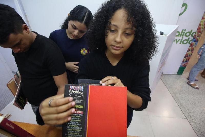 Mais de 1.300 livros são distribuídos em ação literária da Imprensa Oficial em Manaus