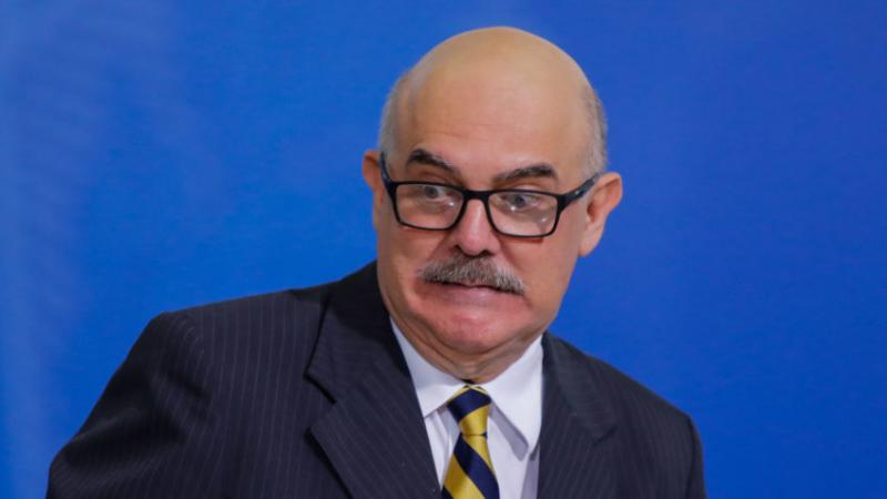 Arma do ex-ministro da Educação Milton Ribeiro dispara acidentalmente no aeroporto de Brasília; funcionária é ferida com estilhaços