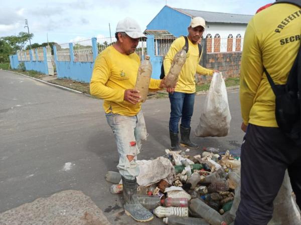 Lixo jogado em bueiros causa entupimento e alagações em áreas baixas de Parintins