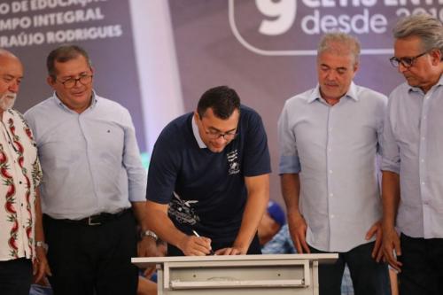 Em Codajás, Wilson Lima anuncia pavimentação de estrada e obras de iluminação pública e água potável