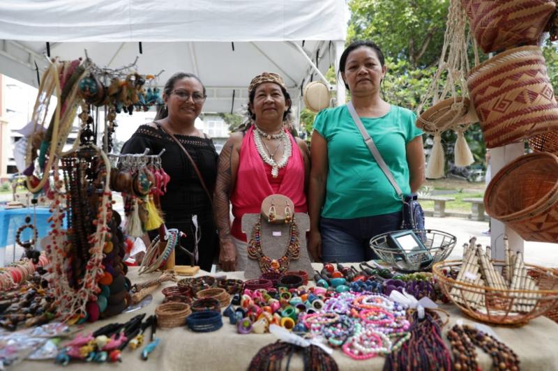 Primeira edição da Feira de Artesanato Indígena movimenta Palacete Provincial