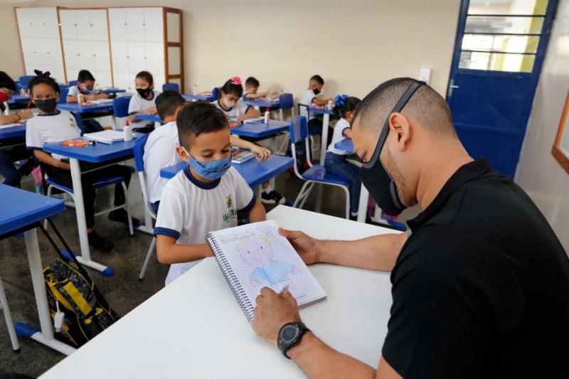 Governo do Amazonas prorroga inscrições de pós-graduação gratuita para professores até dia 6 de maio