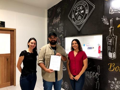 Prefeitura de Parintins certifica com selo SIM a Charcutaria S.M