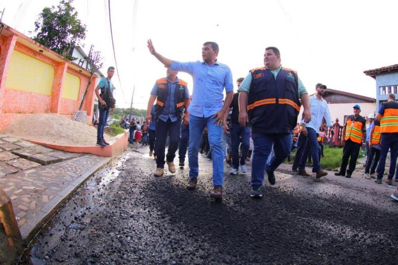 Wilson Lima e David Almeida vistoriam início de recuperação de ruas do bairro Redenção