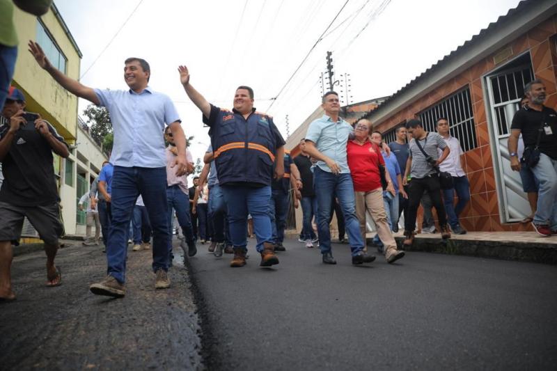 Wilson Lima e David Almeida vistoriam trabalho que vai recuperar 70 ruas do bairro Redenção