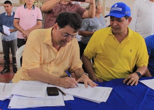 Eduardo Braga e Bi Garcia dão ordem de serviço para o asfaltamento de quase 50 km na estrada de Vila Amazônia
