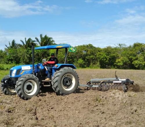 Prefeitura de Parintins mecaniza pastagem em fazenda para fortalecer produção de leite
