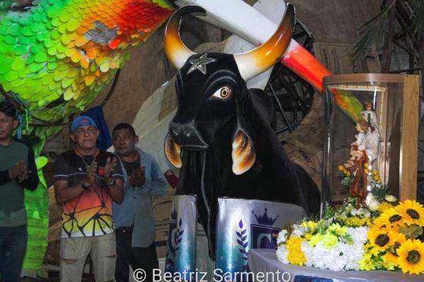 Emoção, devoção e agradecimento marcam presença de Nossa Senhora do Carmo no galpão do Caprichoso