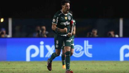 Palmeiras vence Santos e assume liderança do Brasileiro com empate do Corinthians