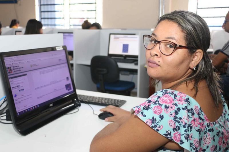 “A gente só consegue ter algo melhor com estudo”, diz candidata ao realizar exame supletivo gratuito do Governo do Estado
