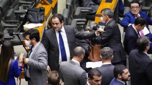 Arthur Lira ameaça retirar Glauber Braga à força do plenário