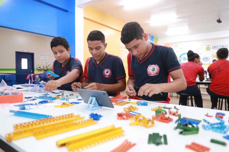 Wilson Lima inaugura laboratório de robótica em Iranduba, dando continuidade ao programa Educa+Amazonas