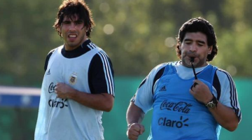 Atacante argentino Carlos Tevez confirma aposentadoria