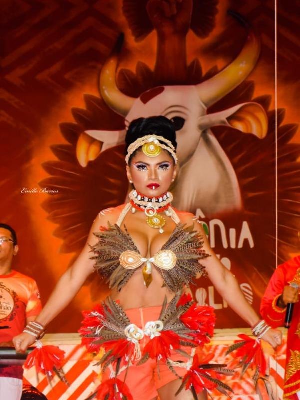 Edilene Tavares representa a negritude ancestral da mulher amazônida, na Noite da Rainha do Folclore
