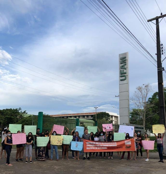 Estudantes do ICSEZ/UFAM fazem manifestação contra cobrança de mensalidade na universidade pública