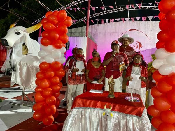 Garantido reúne torcedores tradicionais na ladainha a Santo Antônio