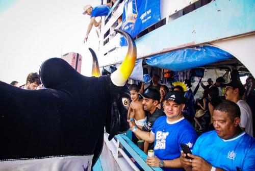 Caravana Azulada chega à Parintins com 700 torcedores do Boi Caprichoso de todo o Brasil
