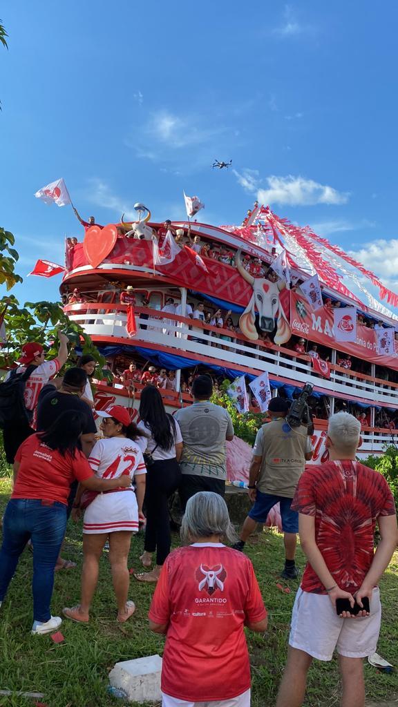 Barco do Movimento Amigos do Garantido chega a Parintins