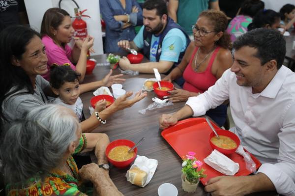 No Aleixo, Wilson Lima inaugura Prato Cheio para servir sopa gratuitamente para 400 pessoas, por dia