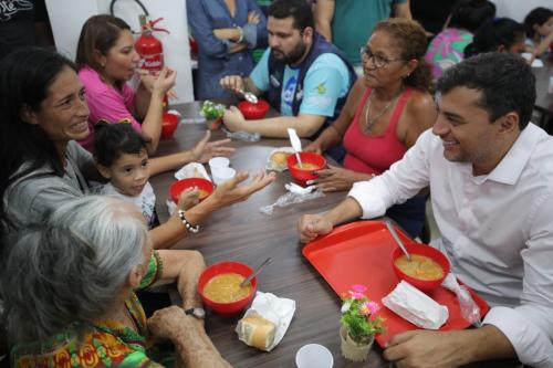 No Aleixo, Wilson Lima inaugura Prato Cheio para servir sopa gratuitamente para 400 pessoas, por dia