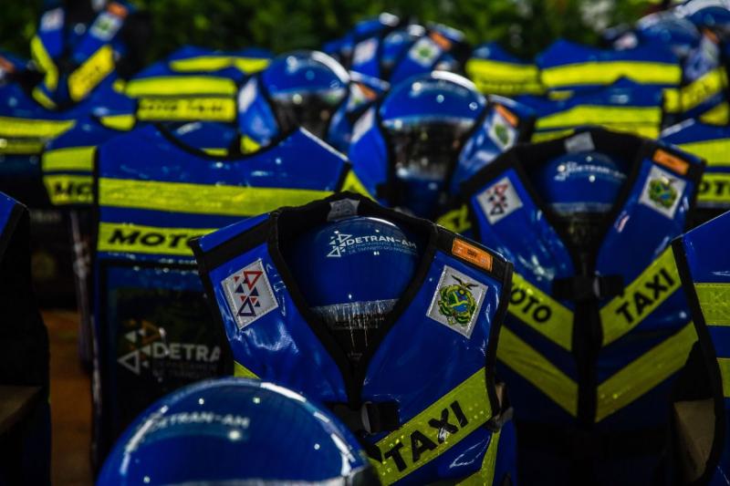 Governo inicia entregas de capacetes e coletes para mototaxistas de Coari