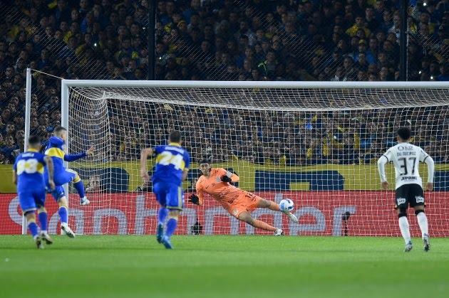 Corinthians segura pressão e elimina Boca na Bombonera nos pênaltis