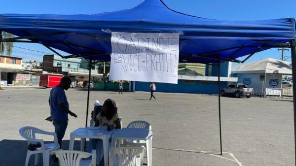 Despejada por prefeito, vice monta gabinete na rua na Baixada Fluminense