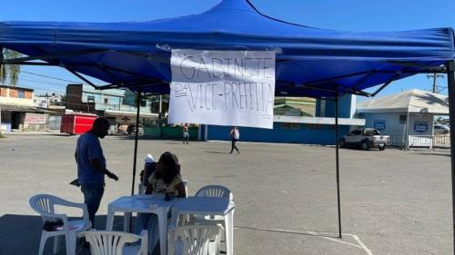 Despejada por prefeito, vice monta gabinete na rua na Baixada Fluminense