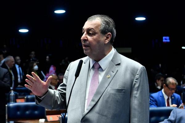 Senador Omar ajuda a derrubar vetos presidenciais que negavam compensação a Estados por corte no ICMS de combustíveis