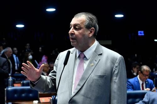 Senador Omar ajuda a derrubar vetos presidenciais que negavam compensação a Estados por corte no ICMS de combustíveis