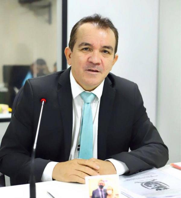 Vereador Massilon Cursino questiona preço da gasolina em Parintins