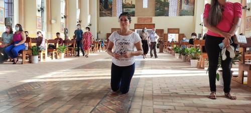 Mãe atravessa Catedral do Carmo de joelhos e paga promessa do filho de três anos que teve pneumonia