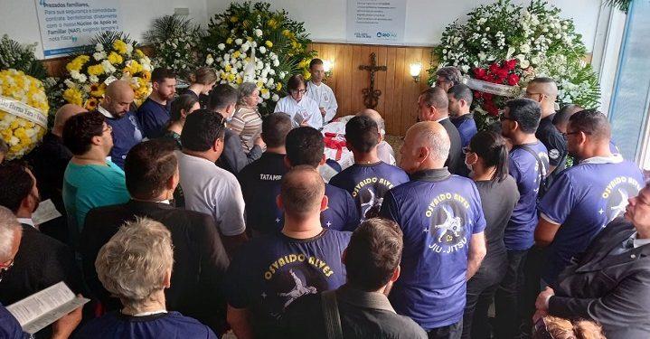 Corpo de Osvaldo Alves é sepultado no Rio em cerimônia marcada por emoção e homenagens