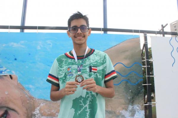 Levi de Souza conquista bronze inédito no JEAs2022 para a natação de Parintins