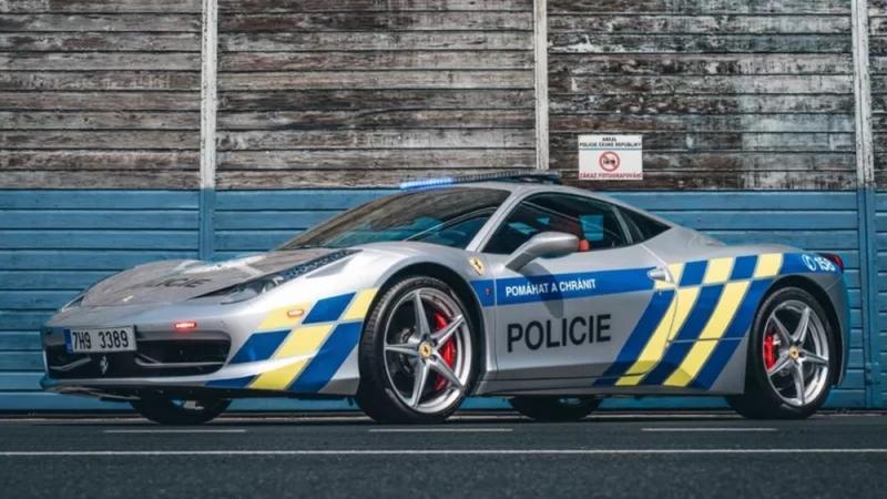 Polícia tcheca incorpora Ferrari apreendida a patrulha nas ruas