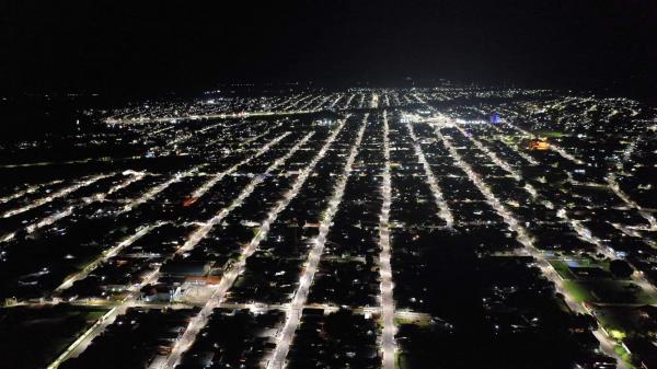 Iluminação pública em LED já tem em 11 cidades e meta é 26 até final do ano para mudar a vida de moradores do interior do Amazonas Iluminação pública em LED já tem em 11 cidades e meta é 26 até final do ano para mudar a vida de moradores do interior do Amazonas