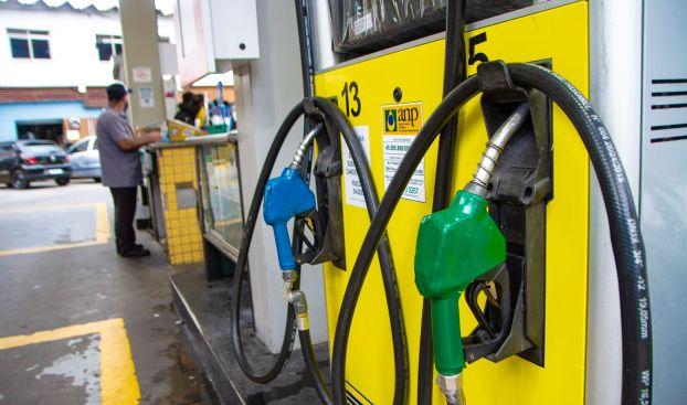 Preço do óleo diesel dobra em um ano e meio e Petrobras não vê tendência de queda Preço do óleo diesel dobra em um ano e meio e Petrobras não vê tendência de queda