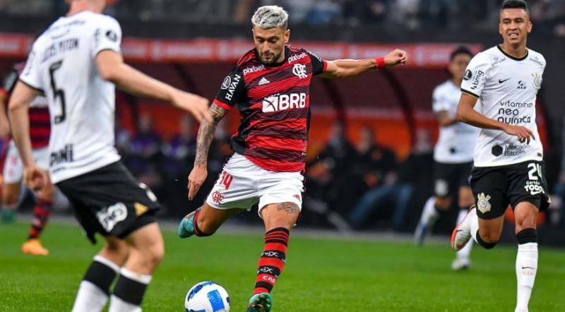 Flamengo vence Corinthians e sai em vantagem nas quartas da Libertadores