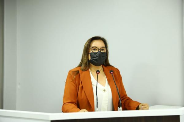 Márcia Baranda solicita contratação de psicólogos para atender profissionais de educação