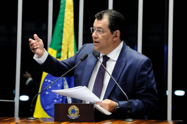 Projeto de Eduardo Braga cria incentivos para a contratação de jovens