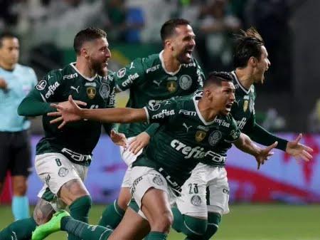 Palmeiras tem dois expulsos, segura o Atlético-MG e avança nos pênaltis