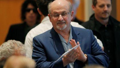 Saiba quem é Salman Rushdie, escritor esfaqueado que é jurado de morte
