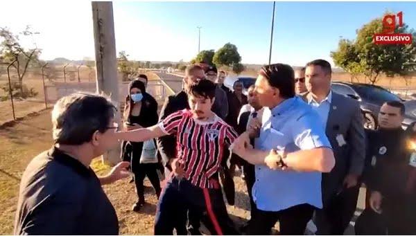 Imprensa internacional noticia incidente entre Bolsonaro e youtuber; veja repercussão