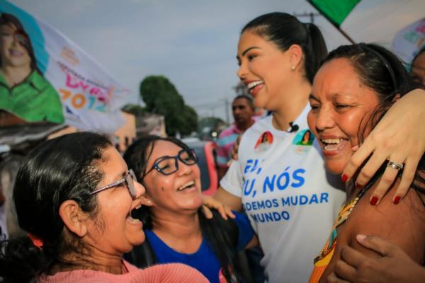 Mayra Dias caminha pelas ruas do bairro Santa Clara e recebe carinho da população