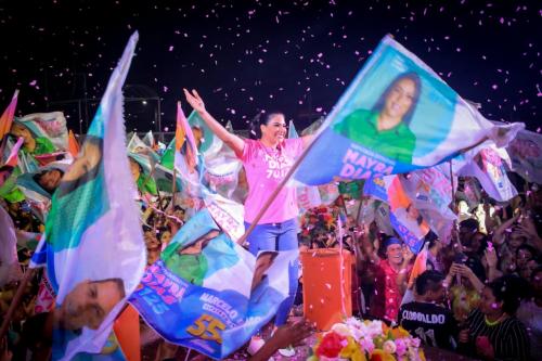 Mayra Dias reúne cerca de 10 mil pessoas em comício