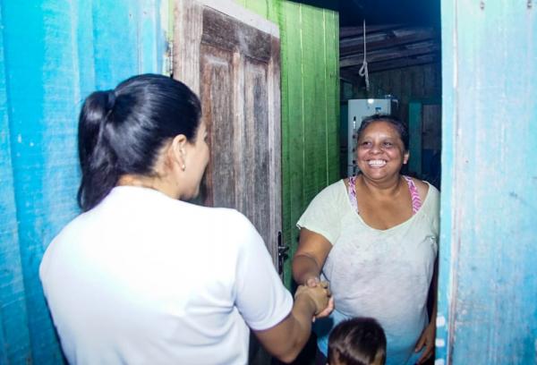 No bairro de Nazaré,  Mayra Dias faz caminhada e apresenta projeto Abrigo Superar aos moradores 