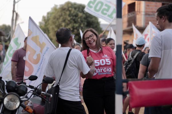 Em caminhada no Itaguatinga, Márcia Baranda recebe carinho e apoio dos moradores