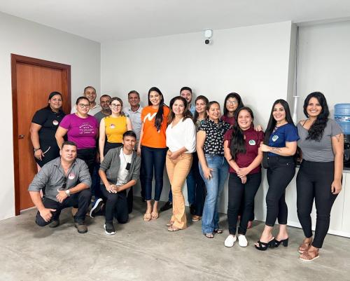 Mayra Dias faz primeiro adesivaço em Manaus e recebe carinho da população 