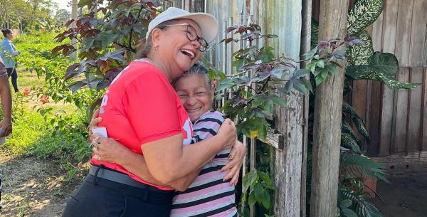 No Pascoal Allágio, Márcia Baranda recebe o carinho dos moradores que destacam o projeto da Sopa Solidária que ela desenvolve há cinco anos   