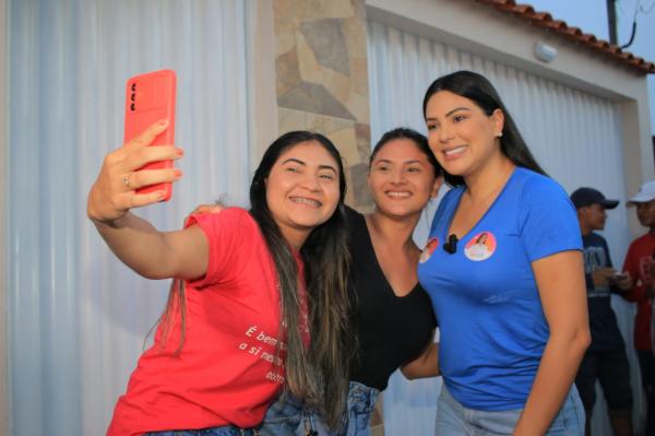 Mayra Dias realiza caminhada no Itaúna I e participa de grande reunião, em Parintins